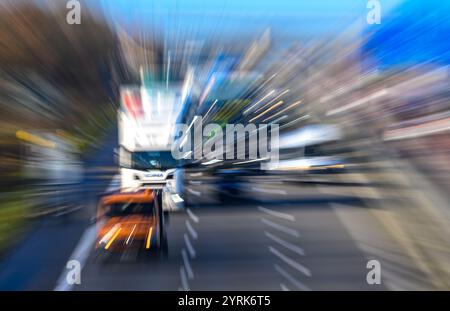 Schkeuditz, Deutschland. November 2024. Fahrzeuge fahren über das Autobahnkreuz Schkeuditzer Kreuz am Flughafen Leipzig/Halle. (Bild mit Zoomeffekt) der Autobahndreieck mit den Autobahnen 9 und 14 im Ballungsraum Leipzig-Halle ist ein wichtiger Verkehrs- und Logistikknotenpunkt. Quelle: Hendrik Schmidt/dpa/Alamy Live News Stockfoto