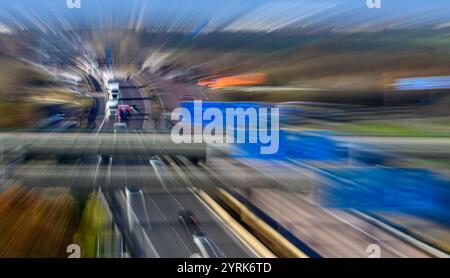 Schkeuditz, Deutschland. November 2024. Fahrzeuge fahren über das Autobahnkreuz Schkeuditzer Kreuz am Flughafen Leipzig/Halle. (Bild mit Zoomeffekt) der Autobahndreieck mit den Autobahnen 9 und 14 im Ballungsraum Leipzig-Halle ist ein wichtiger Verkehrs- und Logistikknotenpunkt. Quelle: Hendrik Schmidt/dpa/Alamy Live News Stockfoto
