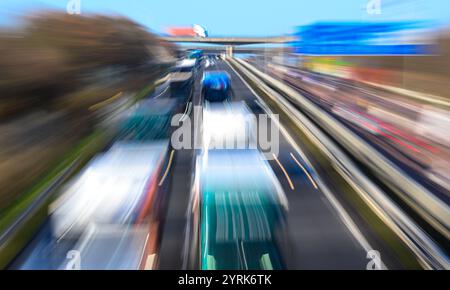 Schkeuditz, Deutschland. November 2024. Fahrzeuge fahren über das Autobahnkreuz Schkeuditzer Kreuz am Flughafen Leipzig/Halle. (Bild mit Zoomeffekt) der Autobahndreieck 9 und 14 im Ballungsraum Leipzig-Halle ist ein wichtiger Verkehrs- und Logistikdrehpunkt. Quelle: Hendrik Schmidt/dpa/Alamy Live News Stockfoto