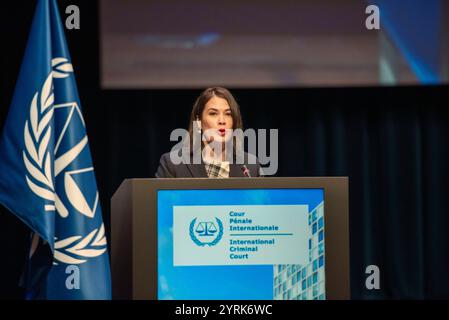 Den Haag, Südholland, Niederlande. Dezember 2024. Botschafter für Guatemala in den Niederlanden, S.E. MS. ANA CRISTINA RODRIGUEZ PINEDA lobt die Arbeit des IStGH im Vorjahr - insbesondere in den Bereichen geschlechtsspezifische und religiöse Verfolgung und Wiedergutmachung der Opfer. Am 3. Dezember 2024 begann der zweite Tag der Versammlung der Vertragsstaaten des IStGH mit einer Unterzeichnungszeremonie zwischen Polen und dem Gerichtshof. Der Tag setzte sich mit Erklärungen von IStGH-Mitgliedern, beobachterstaaten, internationalen Organisationen und Nichtregierungsorganisationen fort, die ihre Besorgnis über die jüngsten Cyberangriffe zum Ausdruck brachten Stockfoto