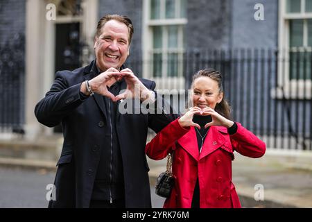 London, Großbritannien. Dezember 2024. Der ehemalige englische Torhüter David Seaman, zusammen mit seiner Frau Frankie (im roten Mantel) und Vertretern der Wohltätigkeitsorganisation, überreicht eine Petition in der Downing Street 10 für die British Heart Foundation. Seaman ist ein prominenter Botschafter der British Heart Foundation und selbst wurde in der Vergangenheit mit Vorhofflimmern (unregelmäßiger Herzschlag) diagnostiziert. Quelle: Imageplotter/Alamy Live News Stockfoto