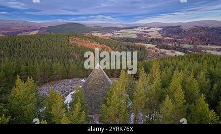 Prince Albert’s Pyramid oder Cairn Balmoral Estate Deeside Scotland die Rückseite des Gebäudes mit Blick auf das Anwesen im Winter Stockfoto