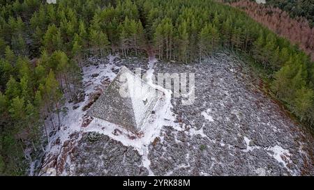 Prince Albert’s Pyramid oder Cairn Balmoral Estate Deeside Scotland im Winter umgeben von Eis Stockfoto