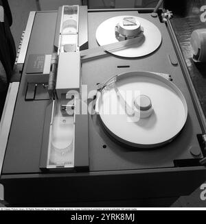 In den 1960er Jahren Eine Einheit innerhalb eines IBM-Systems 360 und ein Lochbandleser im Detail. Die Informationen, die die Lochlöcher darstellten, wurden gelesen und weiter im System auf ein Speichermedium, ein Programm oder eine Bandeinheit übertragen. Foto aufgenommen 1965 Kristoffersson Ref. DY126-2 Stockfoto