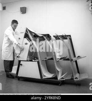 In den 1960er Jahren Innenraum eines Raums mit einer Ausrüstung, die mit einem IBM 360-Gerät verwendet wird. Die gedruckten Listen befinden sich im Gerät und werden in drei Kopien mit den Seiten getrennt. Foto aufgenommen 1965 Kristoffersson Ref. DY127-4 Stockfoto