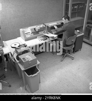 In den 1960er Jahren Innenraum eines Raums mit Einheiten, die in IBM 360-Geräten verwendet werden. IBM System 360 wurde häufig in der us-amerikanischen Fernsehserie Mad Men gesehen. Foto aufgenommen 1965 Kristoffersson Ref. DY127-4 Stockfoto