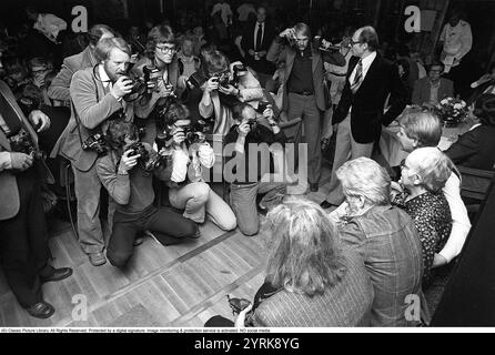 Der Guldbaggen Filmpreis wird am 24. September 1979 auf dem Operakällaren verliehen. Von links: Anders Åberg (1948–2020) für die beste männliche Führung im Kaiser. SIF Ruud (1916–2011) als beste Hauptdarstellerin in Einem Spaziergang in der Sonne. Keve Hjelm (1922–2004) als bester Regisseur für die Fernsehserie Goodnight Earth. Kenta Gustafsson (1948–2003) nimmt den Guldbaggen im Namen von Regisseur Stefan Jarl für den Film A Decent Life an, in dem Kenta eine der Hauptrollen spielt. Vor ihnen sind die Pressefotografen und daneben per Ahlmark. Zu dieser Zeit war er Vorsitzender des Vorstands von Stockfoto