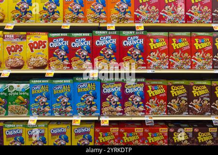 Victorville, KALIFORNIEN, USA - 22. November 2024: Süßes Sugar-Frühstückszerealien in einem Stater Bros-Supermarktregal in Victorville, Kalifornien. Stockfoto