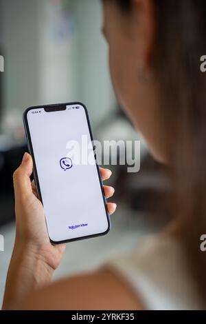 Prag, Tschechische republik - 2. Mai 2024: Frau, die iPhone mit dem Logo der Anwendung Rakuten Viber auf dem Bildschirm hält, die mobile Anwendung für Unternehmen nutzt Stockfoto