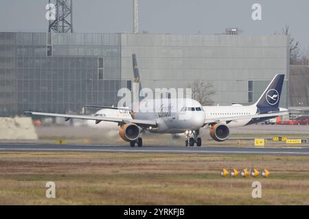 Airbus 320 von Condor startete am Frankfurter Rhein-Main Airport auf der Startbahn West, was in der Fluglärmkommission aufgrund des Flachstartverfahrens und dem damit verbundenen Fluglärm in den angrenzenden Städten und Gemeinden proteste auslöst - Frankfurt 04.12.2024: Frankfurter Rhein-Main Flughafen *** der Condor Airbus 320 startet vom Flughafen Frankfurt Rhein-Main auf der Westbahn, was aufgrund des Flachstartverfahrens und des damit verbundenen Fluglärms in den Nachbarstädten und Gemeinden zu Protesten in der Fluglärmkommission führt. Frankfurt 04 12 2024 Frankfurt Rhein Main Air Stockfoto