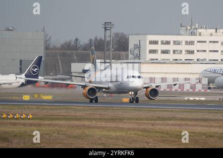 Airbus 320 von Condor startete am Frankfurter Rhein-Main Airport auf der Startbahn West, was in der Fluglärmkommission aufgrund des Flachstartverfahrens und dem damit verbundenen Fluglärm in den angrenzenden Städten und Gemeinden proteste auslöst - Frankfurt 04.12.2024: Frankfurter Rhein-Main Flughafen *** der Condor Airbus 320 startet vom Flughafen Frankfurt Rhein-Main auf der Westbahn, was aufgrund des Flachstartverfahrens und des damit verbundenen Fluglärms in den Nachbarstädten und Gemeinden zu Protesten in der Fluglärmkommission führt. Frankfurt 04 12 2024 Frankfurt Rhein Main Air Stockfoto