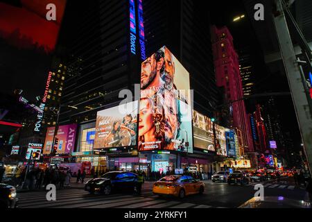 Digitale Plakatwerbung für Paramount Pictures’ „Gladiator II“ am Times Square am 20. November 2024. Der Film unter der Regie von Ridley Scott soll am 22. November veröffentlicht werden. (© Richard B. Levine) Stockfoto
