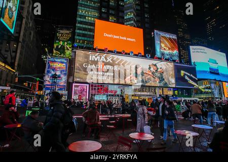 Digitale Plakatwerbung für Paramount PicturesÕ ÒGladiator IIÓ am Times Square am 20. November 2024. Der Film unter der Regie von Ridley Scott soll am 22. November veröffentlicht werden. (© Richard B. Levine) Stockfoto