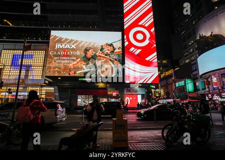 Digitale Plakatwerbung für Paramount PicturesÕ ÒGladiator IIÓ am Times Square am 20. November 2024. Der Film unter der Regie von Ridley Scott soll am 22. November veröffentlicht werden. (© Richard B. Levine) Stockfoto