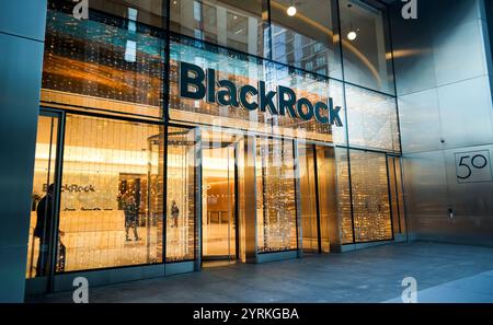 Die 50 Hudson Yards New Yorker Zentrale der BlackRock Investmentmanagementfirma, dekoriert für die Feiertage am Montag, 25. November 2024. (© Richard B. Levine) Stockfoto