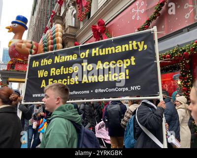 Demonstranten vor Macy’s auf dem Herald Square in New York am Black Friday, 29. November 2024, zeigen ihren Unmut über die kommende Trump-Regierung und den Faschismus. (© Frances M. Roberts) Stockfoto