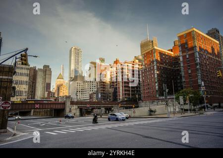 Hell’s Kitchen-Clinton-West Midtown Viertel in New York an der Abfahrt Lincoln Tunnel am Montag, 25. November 2024. (© Richard B. Levine) Stockfoto