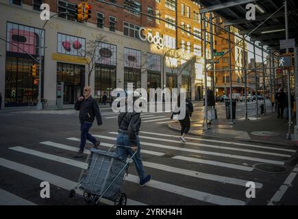 Das Google-Logo auf ihrem Gebäude an der Ninth Avenue in New York am Dienstag, den 26. November 2024. (© Richard B. Levine) Stockfoto