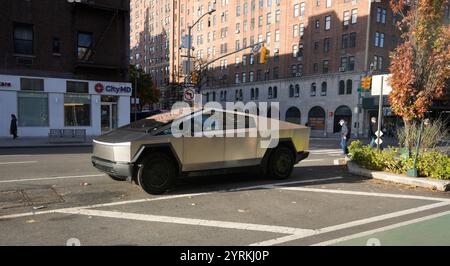 Ein Tesla Cybertruck parkte am Mittwoch, den 27. November 2024 in Chelsea in New York. (© Richard B. Levine) Stockfoto