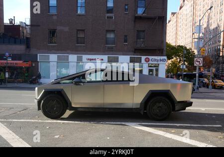 Ein Tesla Cybertruck parkte am Mittwoch, den 27. November 2024 in Chelsea in New York. (© Richard B. Levine) Stockfoto