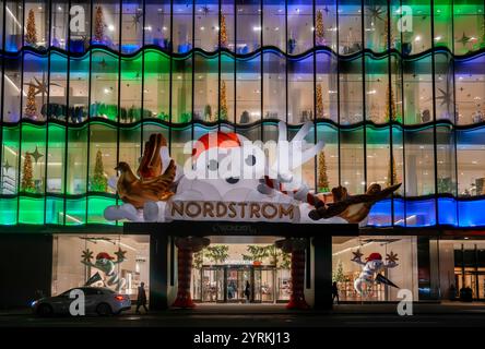 Das Kaufhaus Nordstrom in Midtown Manhattan in New York war am Mittwoch, den 27. November 2024, zu Weihnachten ausgehüllt. (© Richard B. Levine) Stockfoto