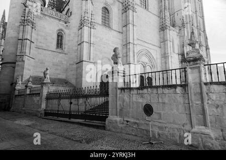 Segovia, Spanien - 18. Februar 2022: Die Kathedrale von Segovia ist die römisch-katholische Kathedrale im gotischen Stil auf der Plaza Mayor in Segovia, Kastilien-Leon Stockfoto