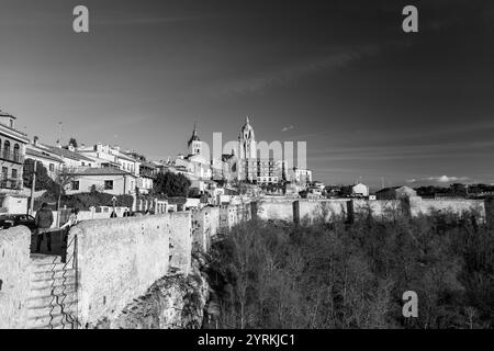 Segovia, Spanien – 18. Februar 2022: Stadtbild von der antiken Stadt Segovia, der Turm der Kathedrale von Segovia mit Blick auf die Stadt. Stockfoto