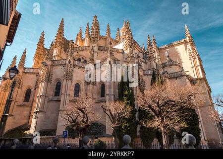 Segovia, Spanien - 18. Februar 2022: Die Kathedrale von Segovia ist die römisch-katholische Kathedrale im gotischen Stil auf der Plaza Mayor in Segovia, Kastilien-Leon Stockfoto