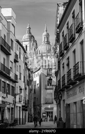 Segovia, Spanien - 18. Februar 2022: Die Kathedrale von Segovia ist die römisch-katholische Kathedrale im gotischen Stil auf der Plaza Mayor in Segovia, Kastilien-Leon Stockfoto