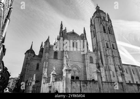 Segovia, Spanien - 18. Februar 2022: Die Kathedrale von Segovia ist die römisch-katholische Kathedrale im gotischen Stil auf der Plaza Mayor in Segovia, Kastilien-Leon Stockfoto