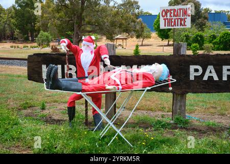 Das Kirup Santa Hospital, eine humorvolle Weihnachtsausstellung in der Landstadt Kirup im Südwesten von Western Australia. Stockfoto