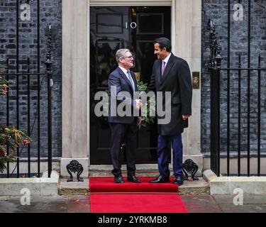 London, Großbritannien. Dezember 2024. Sir Keir Starmer, Premierminister des Vereinigten Königreichs, begrüßt Scheich Tamim bin Hamad Al Thani, den Emir von Katar, in der Downing Street in London. Der Emir ist diese Woche auf einem dreitägigen Staatsbesuch in Großbritannien. Quelle: Imageplotter/Alamy Live News Stockfoto