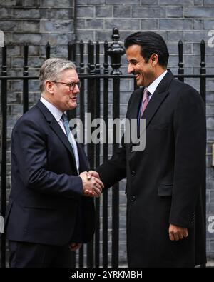 London, Großbritannien. Dezember 2024. Sir Keir Starmer, Premierminister des Vereinigten Königreichs, begrüßt Scheich Tamim bin Hamad Al Thani, den Emir von Katar, in der Downing Street in London. Der Emir ist diese Woche auf einem dreitägigen Staatsbesuch in Großbritannien. Quelle: Imageplotter/Alamy Live News Stockfoto