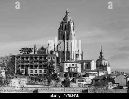 Segovia, Spanien – 18. Februar 2022: Stadtbild von der antiken Stadt Segovia, der Turm der Kathedrale von Segovia mit Blick auf die Stadt. Stockfoto