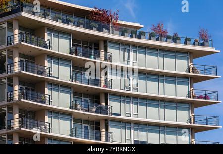 Detail in einem modernen Wohnapartment-Gebäude außen. Fragment eines neuen Luxushauses und Wohnkomplexes. Modernes, Luxuriöses Apartmentgebäude. Echt Stockfoto