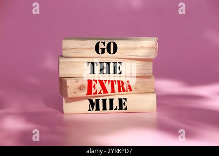 Symbol für Ethikkodex. Konzeptworte Ethik-Kodex auf Holzblöcken. Schöner rosafarbener Hintergrund. Business und Ethik-Konzept. Kopierbereich. Stockfoto