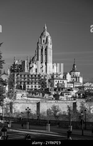 Segovia, Spanien – 18. Februar 2022: Stadtbild von der antiken Stadt Segovia, der Turm der Kathedrale von Segovia mit Blick auf die Stadt. Stockfoto