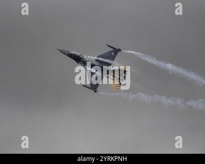 Die türkische Luftwaffe F-16C „Soloturk“ zeigt bei der Royal International Air Tattoo Stockfoto