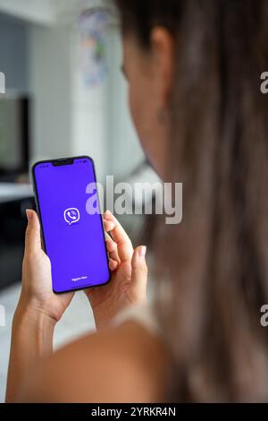 Prag, Tschechische republik - 2. Mai 2024: Frau, die iPhone mit dem Logo der Anwendung Rakuten Viber auf dem Bildschirm hält, die mobile Anwendung für Unternehmen nutzt Stockfoto