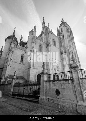 Segovia, Spanien - 18. Februar 2022: Die Kathedrale von Segovia ist die römisch-katholische Kathedrale im gotischen Stil auf der Plaza Mayor in Segovia, Kastilien-Leon Stockfoto