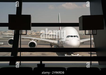 DUBAI, VAE - 21. FEBRUAR 2019: Airbus A380 auf Asphalt vom Flughafen Dubai aus gesehen. Stockfoto