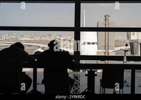 DUBAI, VAE - 21. FEBRUAR 2019: Airbus A380 auf Asphalt vom Flughafen Dubai aus gesehen. Stockfoto