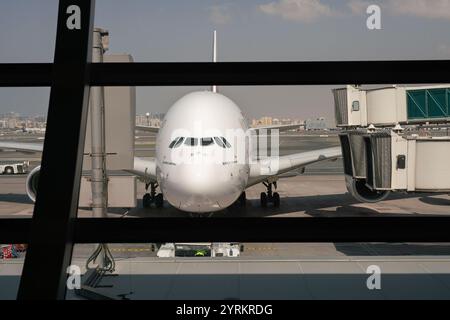 DUBAI, VAE - 21. FEBRUAR 2019: Airbus A380 auf Asphalt vom Flughafen Dubai aus gesehen. Stockfoto