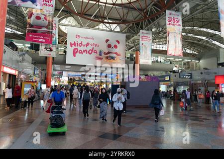 KUALA LUMPUR, MALAYSIA - 14. NOVEMBER 2023: Innenaufnahme von KL Sentral, Malaysias wichtigstem Verkehrsknotenpunkt, der Transitoptionen wie die KLIA verbindet Stockfoto