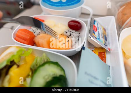BANGKOK, THAILAND - 09. JANUAR 2019: Essen auf einem Tablett in der Economy Class auf Emirates A380-800. Emirates ist einer der beiden Flaggenträger der Uni Stockfoto