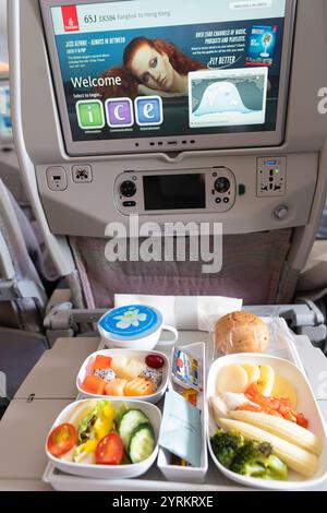BANGKOK, THAILAND - 09. JANUAR 2019: Bildschirm für die Sitzlehne in der Economy Class auf Emirates A380-800 mit Essenstablett. Emirates ist ein prominentes ich Stockfoto