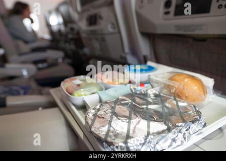 BANGKOK, THAILAND - 09. JANUAR 2019: Essen auf einem Tablett in der Economy Class auf Emirates A380-800. Emirates ist einer der beiden Flaggenträger der Uni Stockfoto