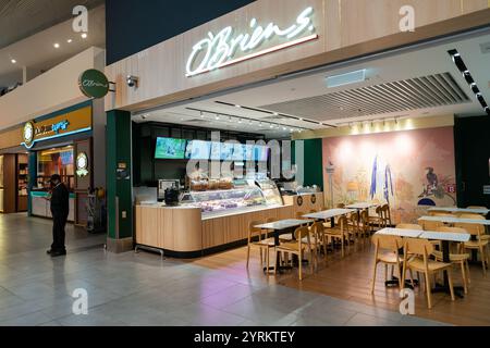 KUALA LUMPUR, MALAYSIA - 14. NOVEMBER 2023:O'Briens in Kuala Lumpur International Airport. Stockfoto