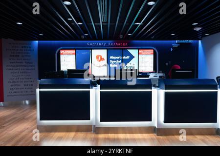 KUALA LUMPUR, MALAYSIA - 14. NOVEMBER 2023: Wechselstube am Flughafen Travelex in KLIA. Stockfoto