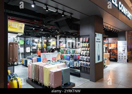 KUALA LUMPUR, MALAYSIA - 14. NOVEMBER 2023: Waren in einem Geschäft im internationalen Flughafen Kuala Lumpur ausgestellt Stockfoto